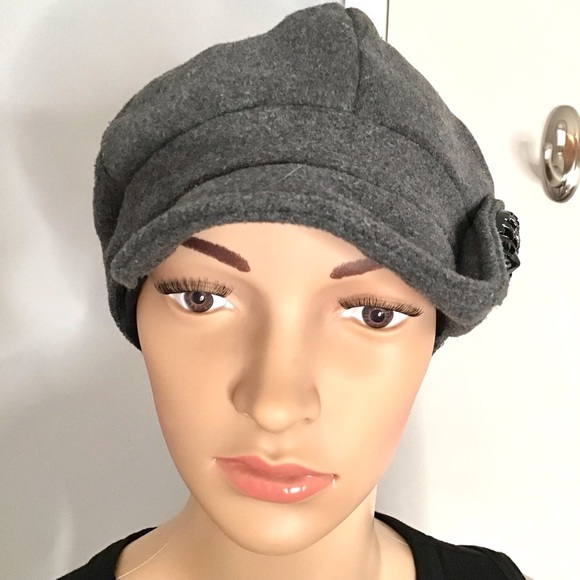 Grey Hat for Women with a beautiful button on the left side - Picture 4 of 9